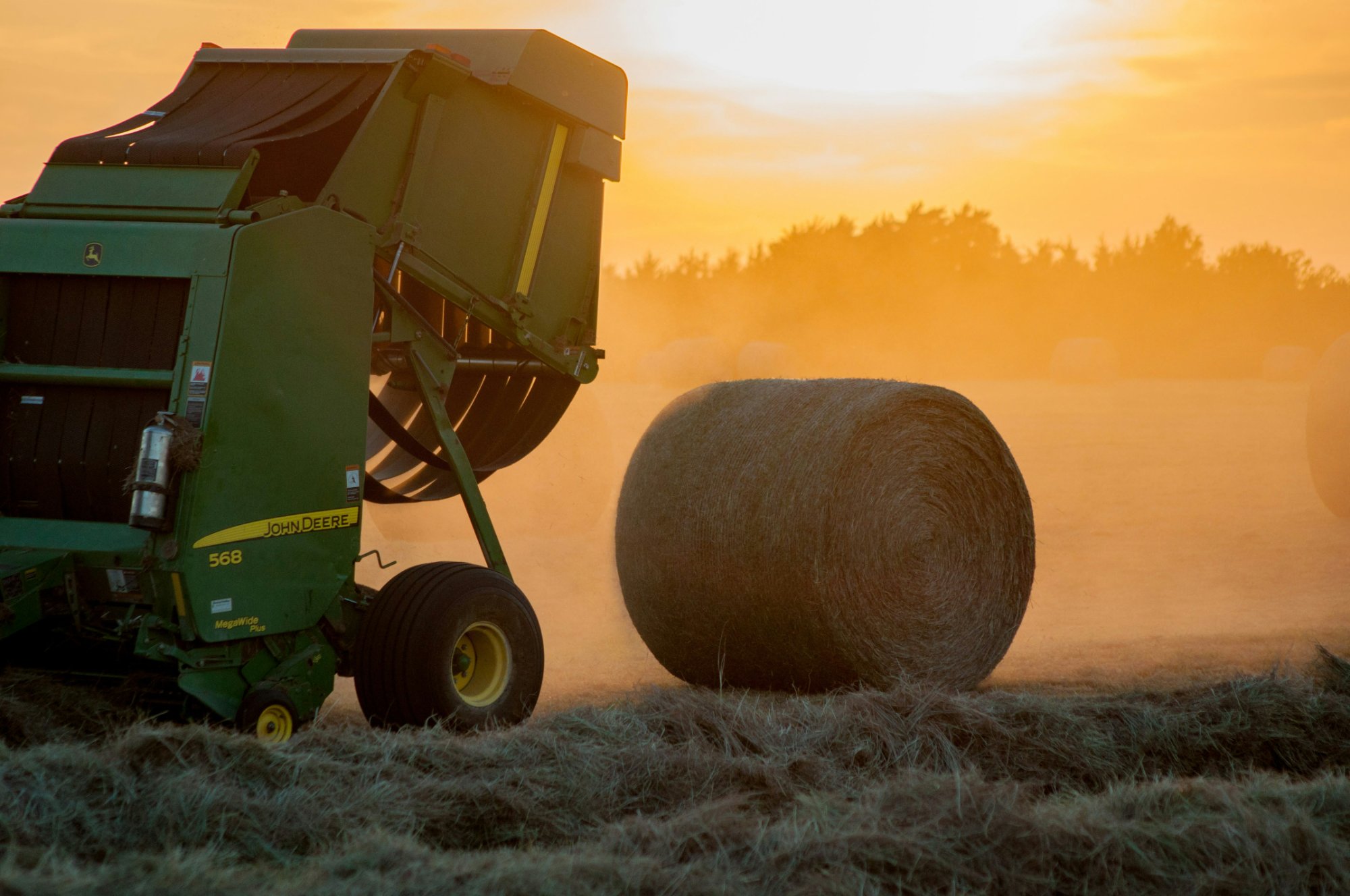 John Deere 568 baler